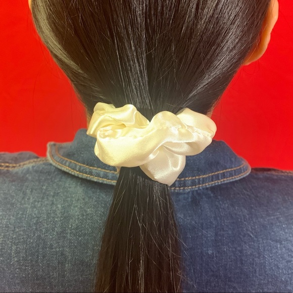@klmsluxeylocks Handmade Hair Scrunchies $6 $8 $15 $30(support small businesses) - Picture 16 of 17